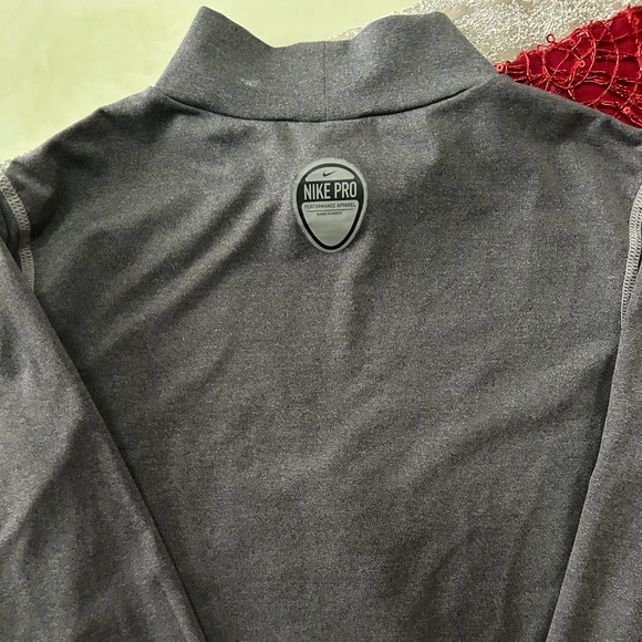 Boy’s NIKEfit base layer - Picture 8 of 16